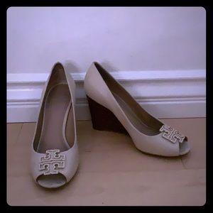 Tory Burch Peep Toes in Beige Leather size 7M